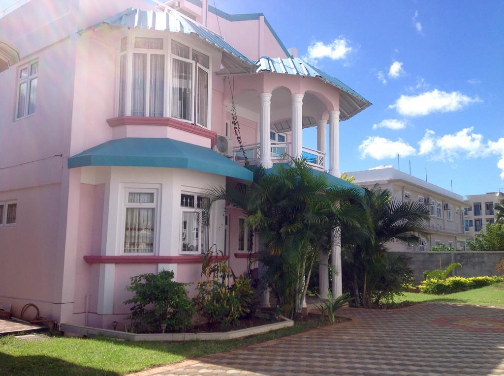 Fayruz Villa Is A 3 Bedroom, 3 Bathroom Detached House With Ac And Swimming Pool 5 Minutes Walk From Flic En Flac Public Beach Экстерьер фото