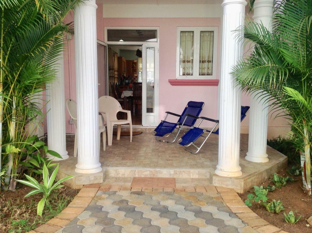 Fayruz Villa Is A 3 Bedroom, 3 Bathroom Detached House With Ac And Swimming Pool 5 Minutes Walk From Flic En Flac Public Beach Экстерьер фото